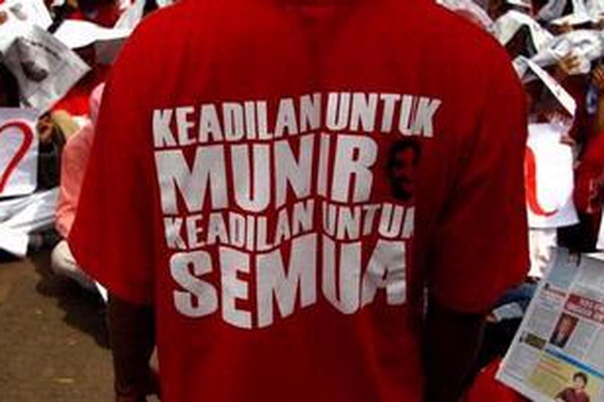 Para pendukung pejuang HAM, Munir, saat melakukan aksi di Jakarta.