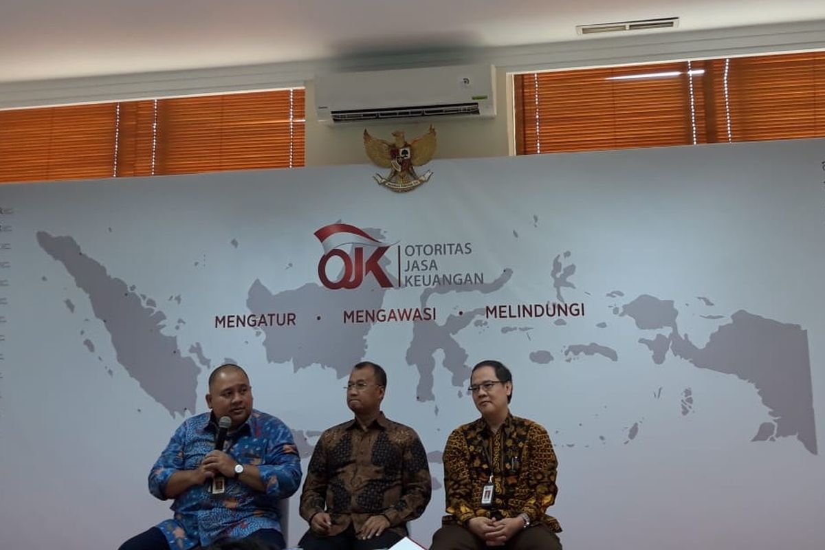 Deputi Komisioner Edukasi dan Perlindungan Konsumen OJK Sarjito (tengah) di Jakarta, Selasa (16/4/2019).