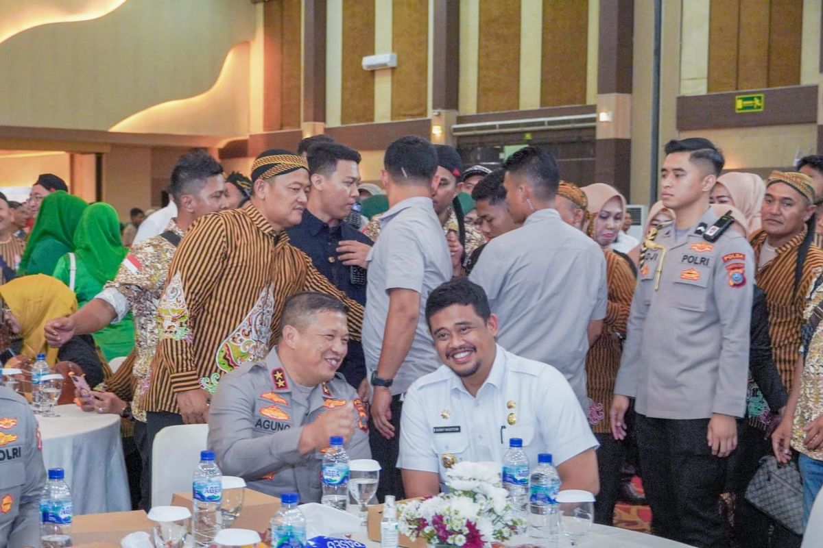 Wali Kota Medan Bobby Nasution saat bersama Wakil Kepala Kepolisian Negara Republik Indonesia (Wakapolri) Komisaris Jenderal (Komjen) Polisi (Pol) Agus Andrianto menghadiri Pelantikan Dewan Pimpinan Wilayah (DPW) Petani-Nelayan (Pena) Pujakesuma Sumut periode 2023-2028 di Medan International Convention Center (MICC), Rabu (20/9/2023).
