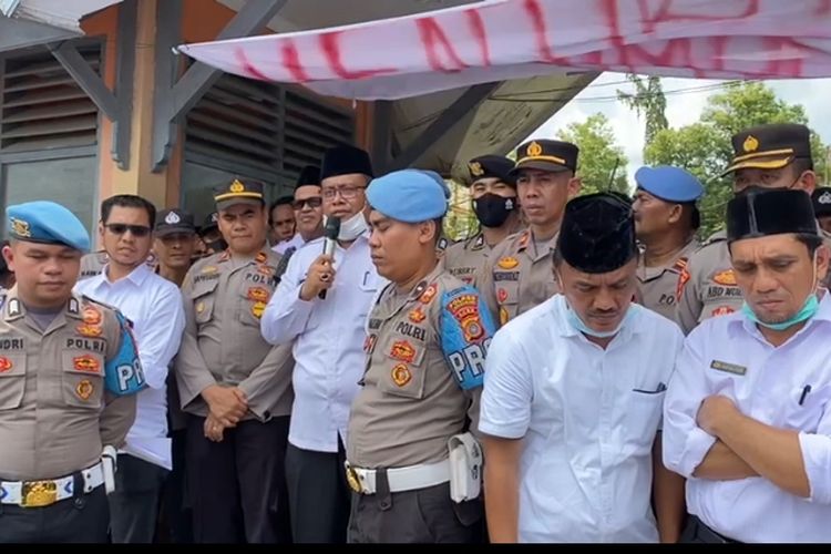 Direktur RSUCM Aceh Utara, Provinsi Aceh, Baihaqi menemui para demonstran, Rabu (12/10/2022).