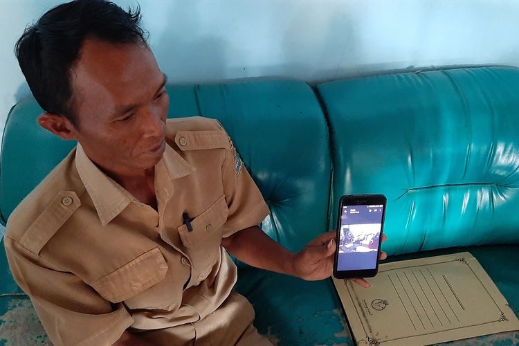 Kepala Dusun Prebutan, Desa Kemejing, Kecamatan Semin, Gunungkidul, Nugroho, Menunjukkan Foto saat Kepala Sekolah dan Guru TK diamankan Kamis (5/9/2019) di rumahnya Senin (9/9/2019)