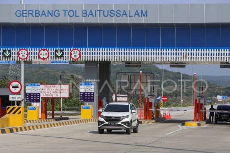 Kendaraan melintas di Gerbang Tol Baitussalam jalan tol Trans Sumatera ruas Sigli-Banda Aceh (Sibanceh), Aceh Besar, Aceh, Sabtu (15/4/2023).