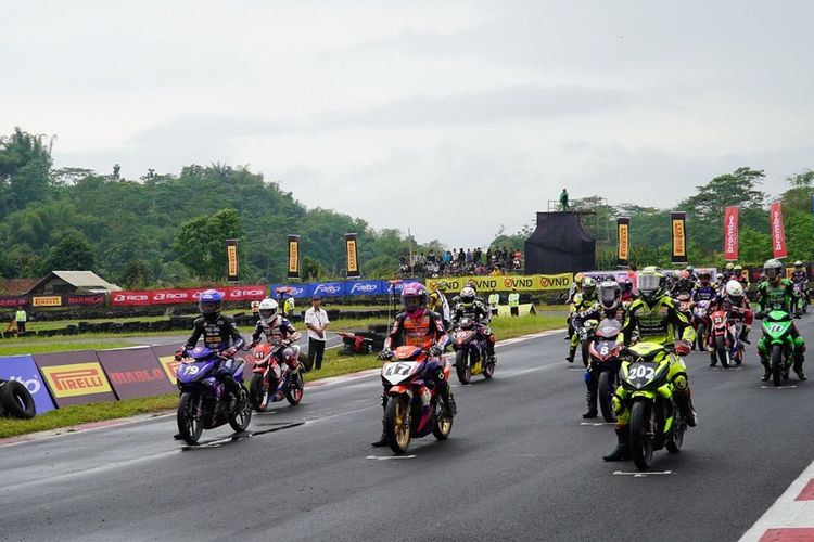 Kejuaraan road race Oneprix putaran kedua diselenggarakan di Sirkuit Bukit Peusar, Kota Tasikmalaya, Minggu (25/7/2022).