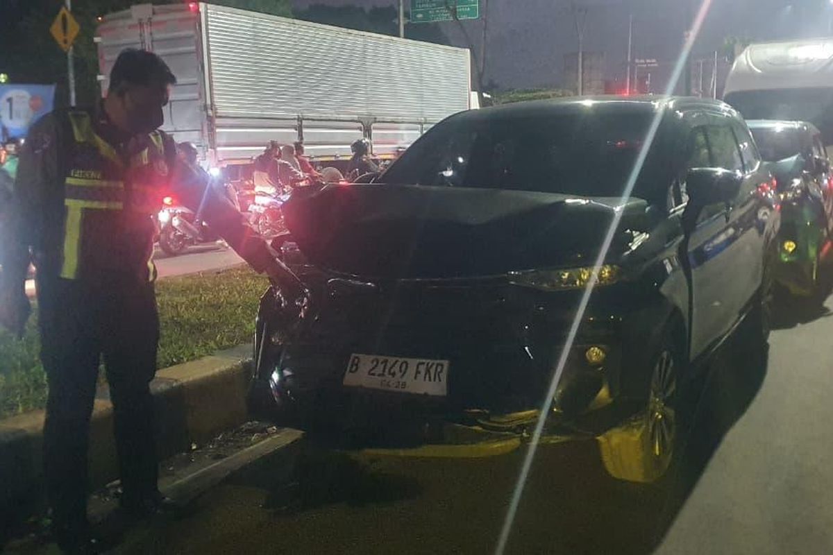 Sejumlah kendaraan terlibat kecelakaan beruntun di Jalan TL Legenda, Desa Lambang Sari, Kecamatan Tambun Selatan, Kabupaten Bekasi. Senin (13/4/2026) sore.