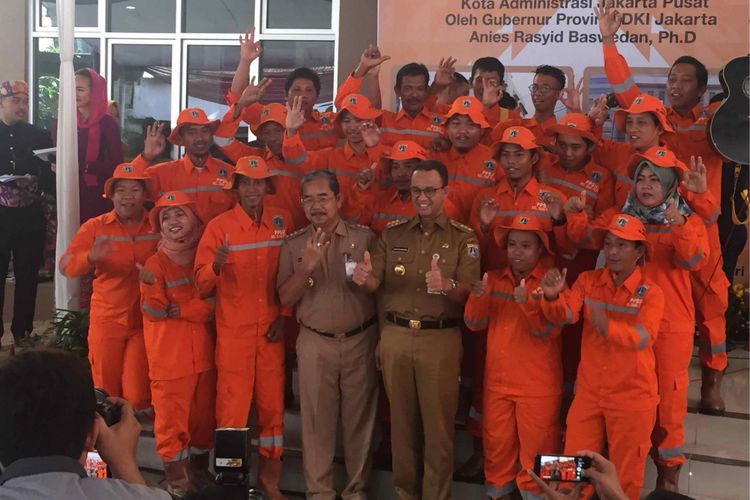 Sejumlah petugas PPSU Jakarta Pusat menyanyikan Mars PPSU sambil bergoyang di depan Gubernur DKI Jakarta Anies Baswedan saat peresmian kantor baru Kelurahan Petojo Selatan dan Gambir, Jakarta Pusat. Senin (19/2/2018).