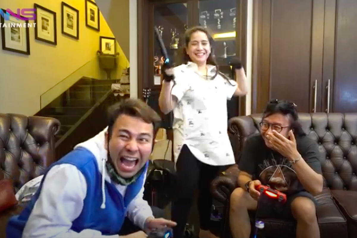 Raffi Ahmad tertawa terbahak saat Ari Lasso berteriak panas ketika Nagita Slavina sedang mengkeriting rambutnya