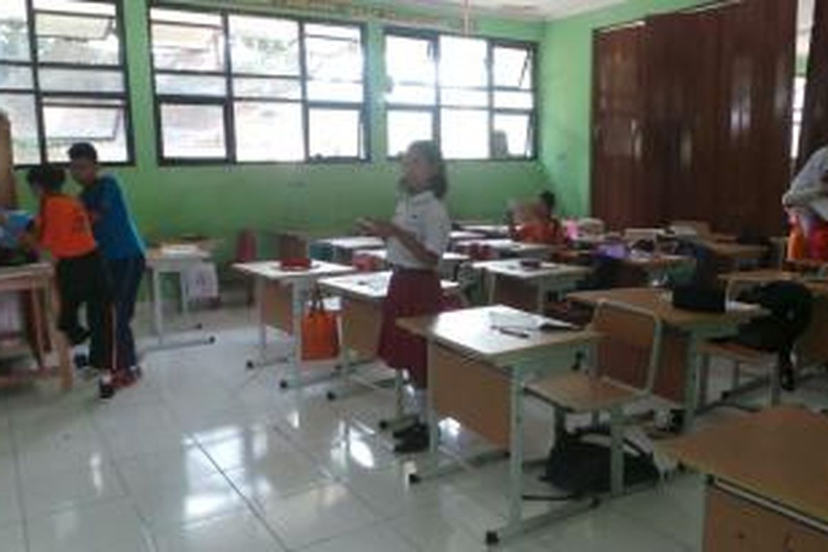 Ruang kelas SDN 20 Cibesel kosong akibat ditinggal demo guru honorer sekolah itu. Para siswa terganggu kegiatan belajarnya. Selasa (15/9/2015) 