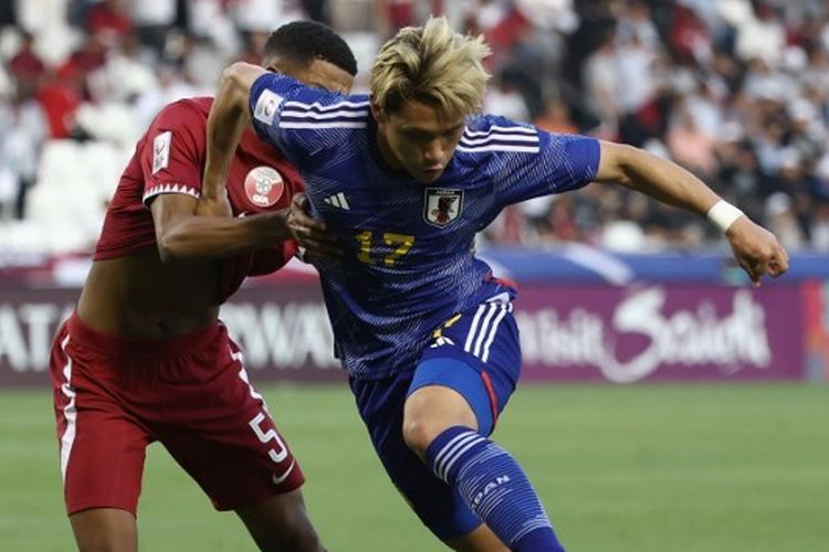 Gelandang Jepang, Kuryu Matsuki, berebut bola dengan pemain Qatar, Hashmi Al-Hussain, dalam pertandingan perempat final Piala Asia U23 2024 di Stadion Jassim Bin Hamad, Doha, pada Kamis (25/4/2024).
