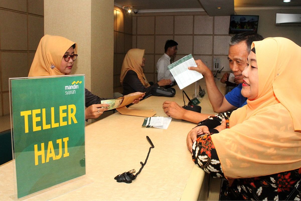 Petugas Bank Mandiri Syariah melayani calon jemaah haji melakukan pelunasan Biaya Penyelenggaran Ibadah Haji (BPIH) di Kantor Cabang Mandiri Syariah Area Bekasi, di Bekasi, Jawa Barat, Senin (16/4/2018).