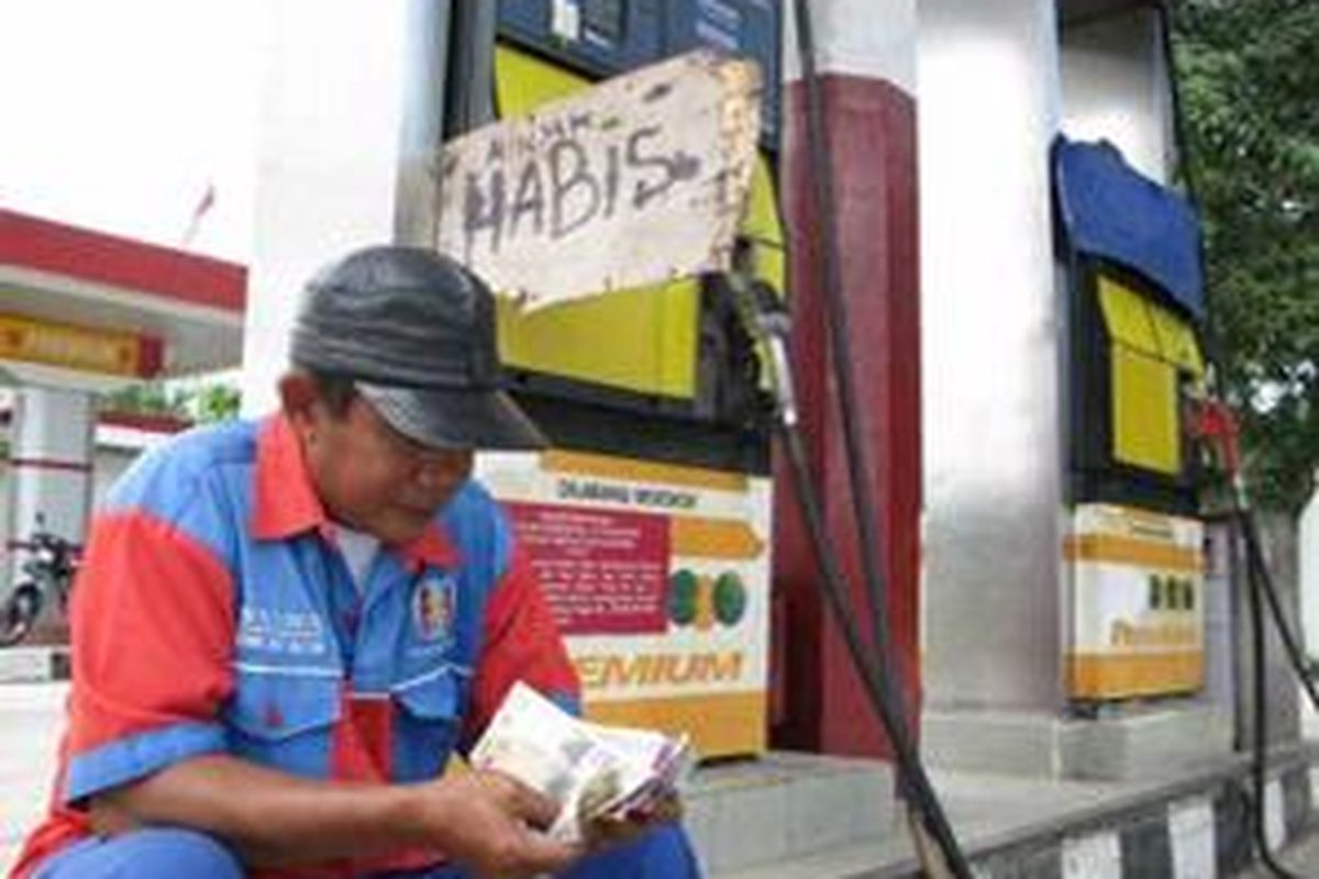 Seorang pekerja duduk dengan latar 