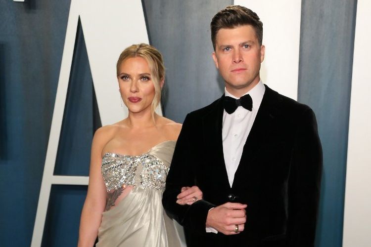 Pasangan aktris Scarlett Johansson dan aktor Colin Jost menghadiri 2020 Vanity Fair Oscar Party di The Wallis Annenberg Center for the Performing Arts di Beverly Hills, pada 9 Februari 2020.