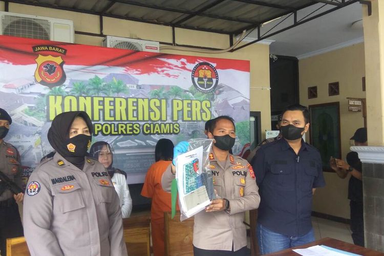 Kapolres Ciamis AKBP Tony Prasetyo (tengah) menunjukkan barang bukti hasil kejahatan pelaku penipuan dengan modus arisan, saat ekspos kasus di Mapolres Ciamis, Jumat (12/8/2022).