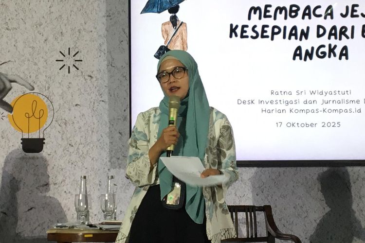 Ratna Sri Widyastuti, Wartawan desk investigasi dan jurnalisme data Harian Kompas, dalam acar Festival Kata 2025, di Jakarta, Jumat (17/10/2025). 