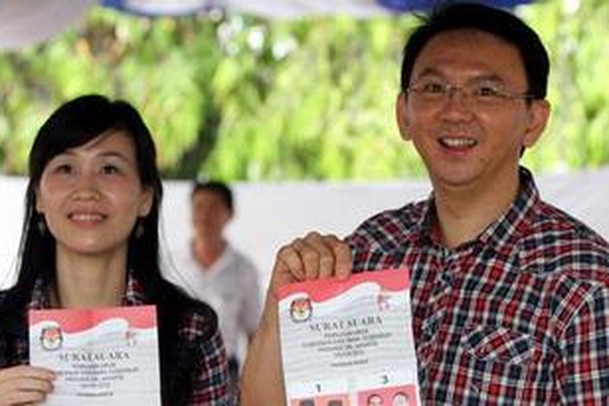 Calon wakil gubernur DKI Jakarta, Basuki Tjahaja Purnama (Ahok) bersama istrinya Veronica, melakukan pencoblosan Pilkada DKI Jakarta putaran II di TPS 059 Pluit Muara Karang Jakarta Utara, Kamis (20/9/2012).