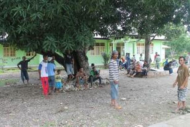 Puluhan warga dari empat Kepala Keluarga pemilik tanah mendatangi kantor Kelurahan Kefamenanu Selatan, Kabupaten Timor Tengah Utara (TTU) Nusa Tenggara Timur (NTT),  menyegel kantor tersebut karena menganggap bangunan kantor tersebut berada di atas lahan mereka, Senin (5/1/2015) 