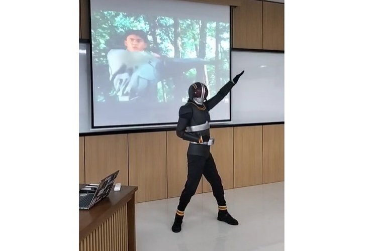 Alasan Mahasiswa USD Jogja Cosplay Kamen Rider Saat Sidang: Sesuai Materi, Memori 90-an