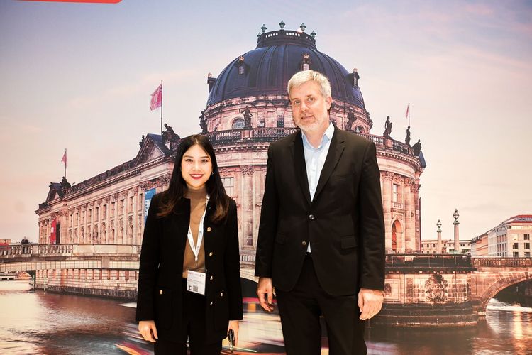 Wamenparekraf Angela Tanoesoedibjo bertemu dengan Koordinator Federal Ekonomi Maritim dan Pariwisata BMWK Dieter Gerald Janecak di sela-sela ITB Berlin, Rabu (6/3/2024).