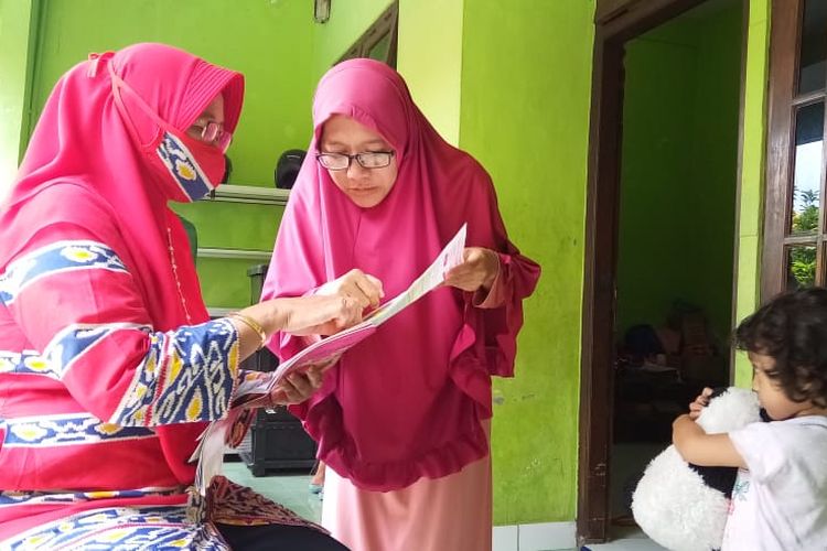 Ketua Posyandu RW 008 Nusukan, Banjarsari, Solo, Siti Suwarni, 58, memantau tumbuh kembang salah satu anak di wilayahnya yang diduga mengalami stunting (kerdil), Kamis (1/4/2021). Kegiatan itu adalah bagian dari program Posyandu selama pandemi Covid-19 yang dilaksanakan dengan cara berkunjung dari rumah ke rumah.