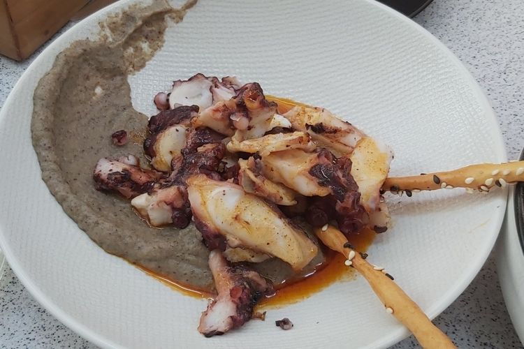 Grilled Octopus with Boletus Cream adalah gurita bakar yang dihidangkan bersama dengan krim boletus.