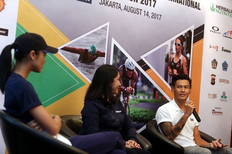 Senior Director & Country General Manager Herbalife Nutrition Indonesia Andam Dewi (kedua kiri) berbincang bersama (kiri ke kanan) Model Kelly Tandiono, triathlete nasional Andy Wibowo dan Race Director Herbalife Bali International Triathlon 2017 Dardityo Santoso, di Jakarta, Senin (14/8/2017).