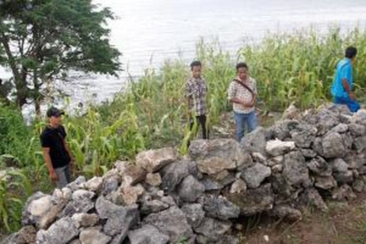 Anak-anak muda Sanggar, Kabupaten Bima, Nusa Tenggara Barat, menunjukkan benteng batu karang peninggalan Kerajaan Sanggar yang masih tersisa. Letusan Gunung Tambora dua abad lalu telah melenyapkan Kerajaan Tambora dan Kerajaan Pekat serta  menimbulkan kerusakan hebat bagi Kerajaan Sanggar. Sekitar  91.000 orang meninggal akibat letusan Gunung Tambora tahun 1815.
