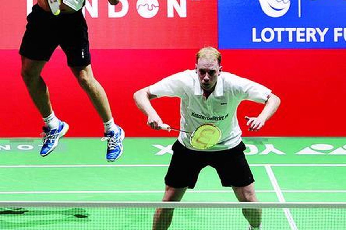 Pemain ganda Denmark, Mads Conrad-Petersen dan Jonas Rasmussen, mengembalikan bola saat  melawan pasangan Indonesia, Alvent Yulianto Chandra dan Hendra Aprida Gunawan, pada pertandingan Kejuaraan Dunia Bulu Tangkis di  Wembley Arena, London, Kamis (11/8).