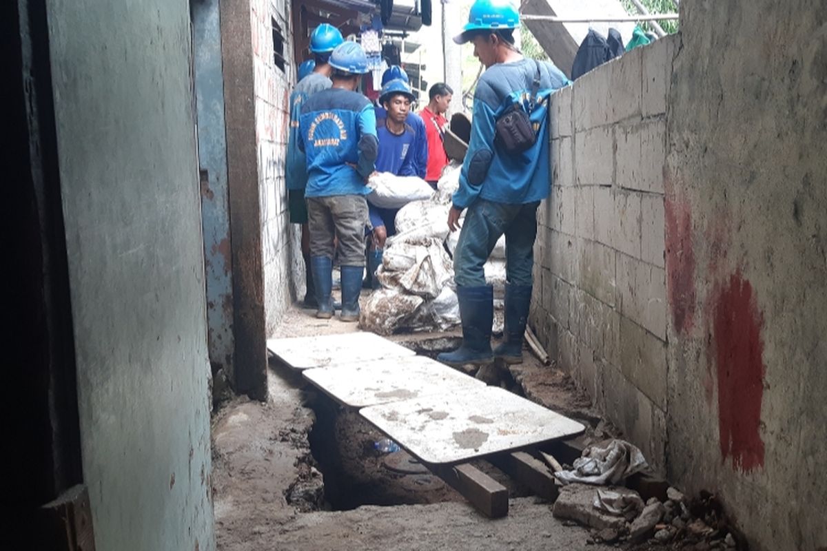 Petugas dari Sudin SDA Jakarta Barat sedang bekerja menanam tangki septik di Gang Sekretaris I, Tanjung Duren Utara, Jakarta Barat, Jumat (11/10/2019).