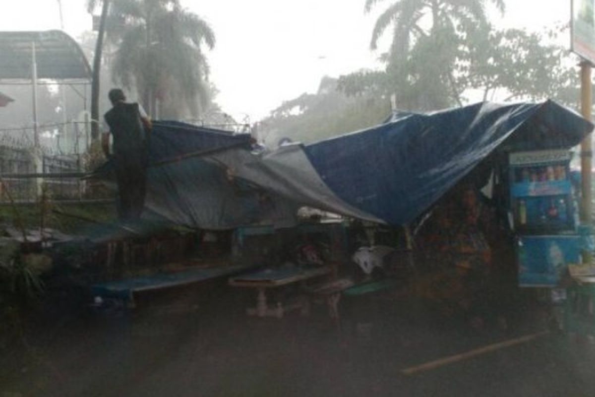 Hujan deras disertai angin kencang terjang Bandung, Jawa Barat, Rabu (19/4/2017).