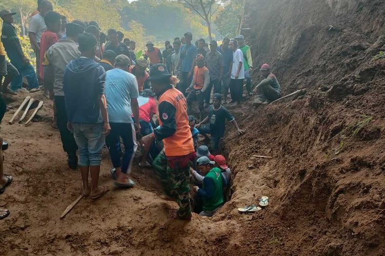Tiga pekerja bangunan tewas tertimbun longsor saat menggarap proyek talud di Desa Dukuhwaringin, Kecamatan Dawe, Kabupaten Kudus, Jawa Tengah, Minggu (28/5/2023).