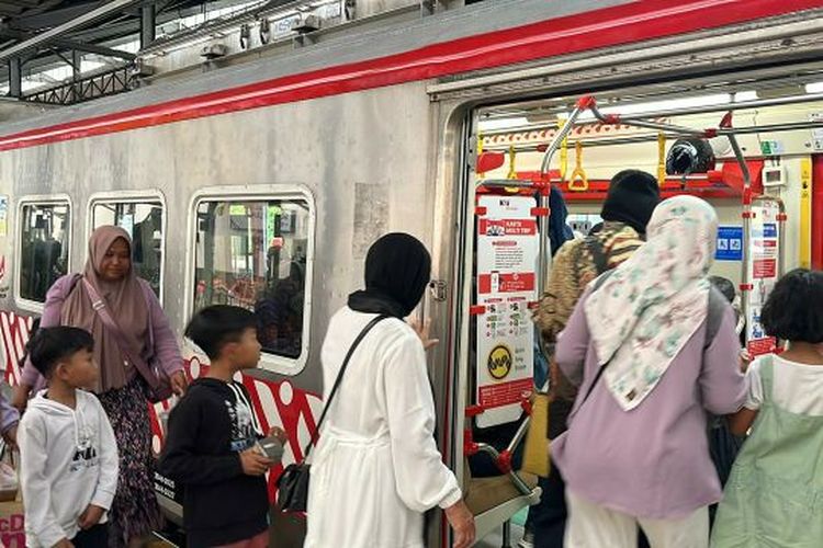 Penumpang terlihat antre masuk KRL Yogya-Palur di Stasiun Solo-Balapan, Solo, Jawa Tengah, Kamis (25/12/2025). Penelitian menunjukkan, mengetahui banyak orang mendukung aksi iklim hanya berdampak kecil dan sementara terhadap perilaku individu.