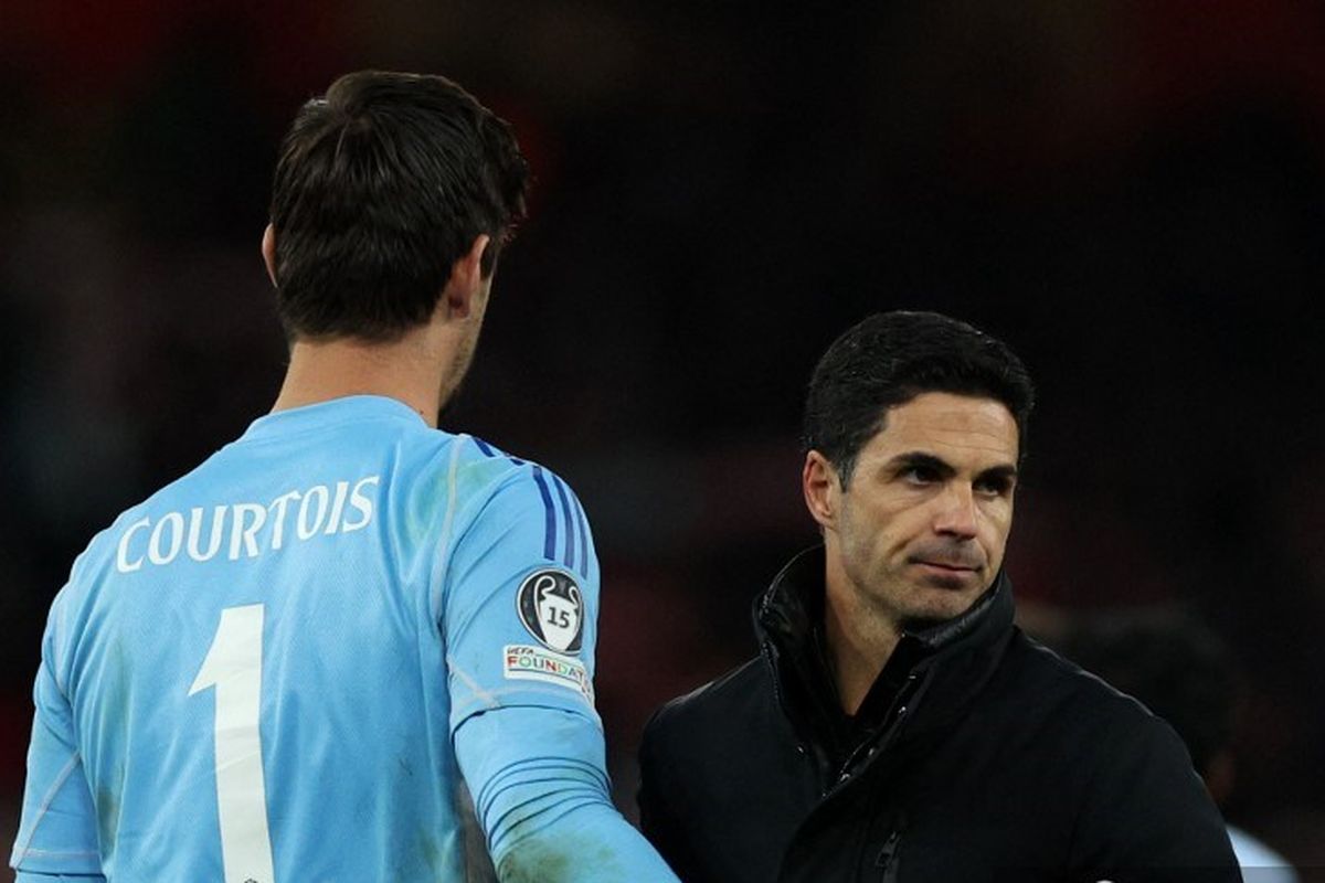 Pelatih Arsenal, Mikel Arteta, berjabat tangan dengan kiper Real Madrid Thibaut Courtois (kiri) setelah pertandingan leg pertama perempat final Liga Champions antara Arsenal vs Real Madrid, di Stadion Emirates, di London, pada 8 April 2025. (Photo by Adrian Dennis / AFP)