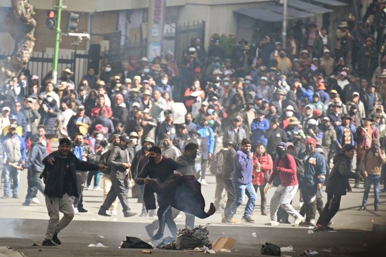 Para demonstran bentrok dengan petugas polisi Bolivia selama unjuk rasa menentang Presiden Rodrigo Paz di La Paz pada 25 Mei 2026. Kepresidenan Paz telah diguncang oleh protes yang mengakar kuat yang berpusat di ibu kota administratif Bolivia, La Paz, yang menyebabkan para demonstran memblokir jalan, mengakibatkan kekurangan makanan, bahan bakar, dan obat-obatan. 