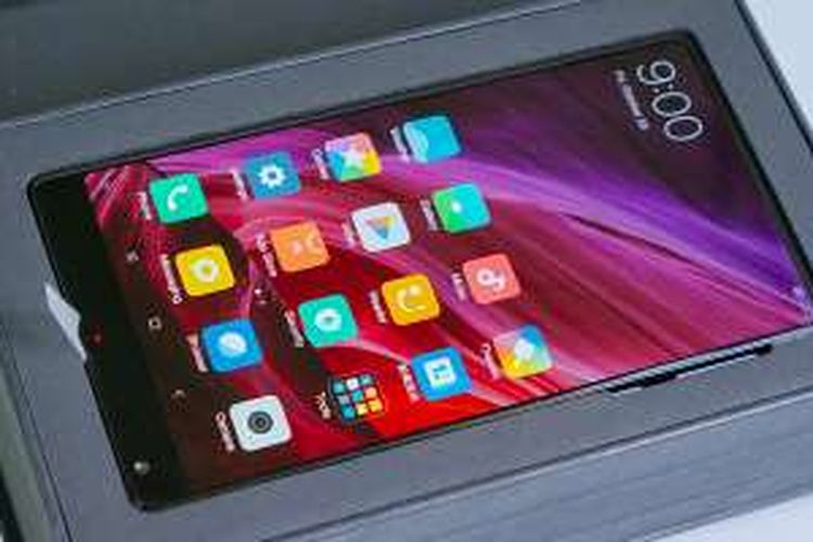 Unit ponsel Mi Mix ditempatkan di kompartemen teratas dan akan langsung menyambut pemilik ketika boks dibuka. Tentu dalam keadaan masih dimatikan. Mi Mix menjalankan OS Android 6.0 Marshmallow yang dilapis antarmuka MIUI ala Xiaomi. Tiga tombol navigasi disatukan dalam interface (dalam bentuk virtual button). Perhatikan letak kamera depan di pojok kanan bawah.