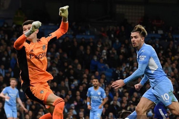 Momen gelandang Manchester City melepas sundulan yang berbuah gol ke gawang Leeds United. Manchester City menjamu Leeds United laga pada pekan ke-17 Liga Inggris 2021-2022 di Stadion Etihad, Rabu (15/12/2021) dini hari WIB.