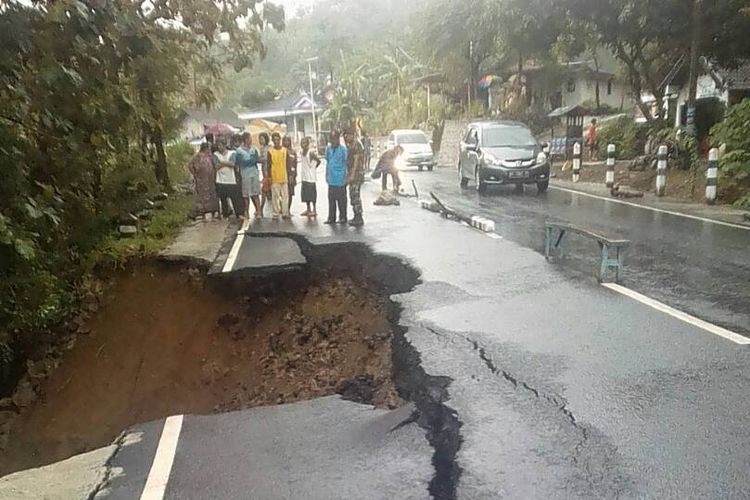 JALAN LONGSOR --Salah satu ruas jalan Ponorogo-Trenggalek di kilometer 26 di Dusun Ngemplak, Desa Sawoo, Kecamatan Sawoo, Kabupaten Ponorogo longsor setelah diterjang hujan deras, Minggu ( 23/4/2017) sore.