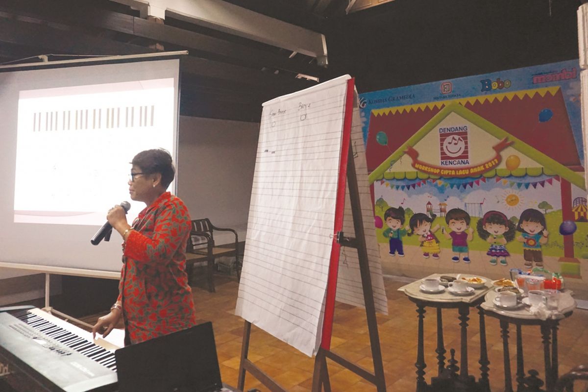 Dosen Seni Musik UNJ, Caecilia Hardiarini, sedang memberikan workshop cipta lagu anak di Bentara Budaya, Jakarta, Kamis (20/7/2017).