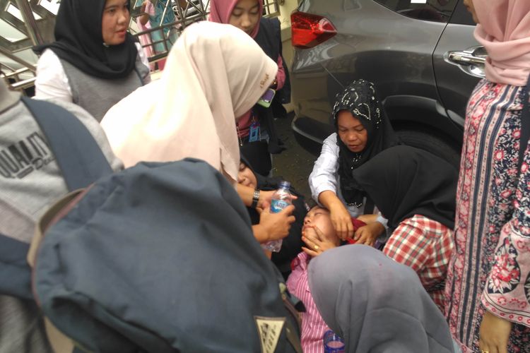 Salah satu anggota keluarga korban kerusuhan Mesuji pingsan usai sidang di PN Tanjung Karang, Kamis (6/2/2020). Kerusuhan itu mengakibatkan tiga orang dari Kampung Mesuji Raya, OKI tewas.