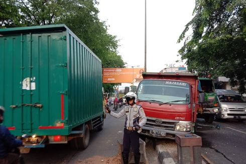 Sopir Mengantuk, Truk Kontainer Tabrak Truk Bermuatan Pasir di Bekasi