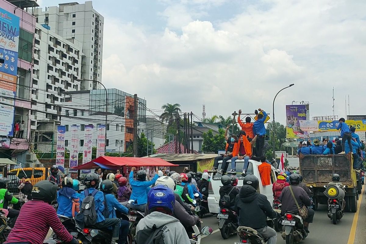 Kemacetan di Jalan Raya Jakarta-Bogor kawasan Ciputat, Tangerang Selatan, Kamis (7/10/2020)