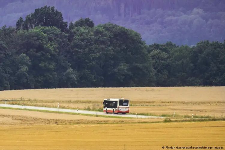 Ilustrasi bus di pedesaan Jerman.