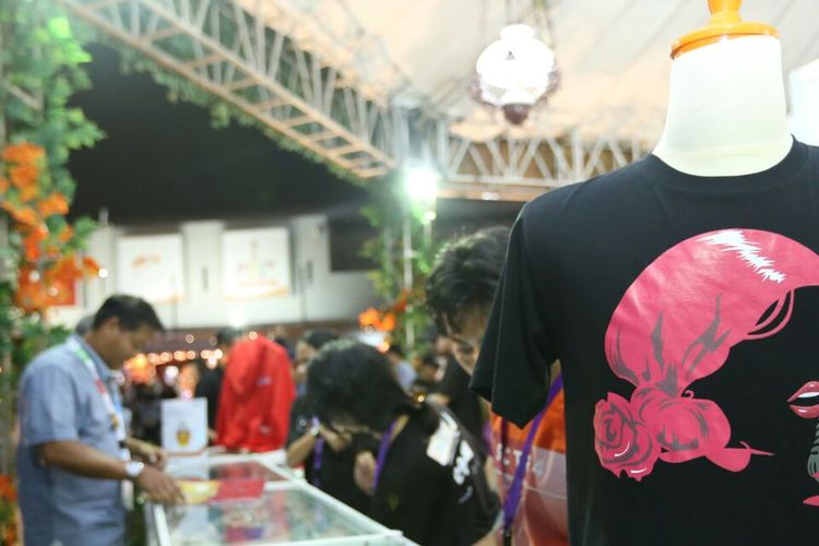 Stan dagangan pernak pernik resmi Java Jazz Festival dapat ditemui di sejumlah titik JIExpo Kemayoran, Jakarta Pusat. T-shirt menjadi barang daganga yang paling diburu sepanjang gelaran Java Jazz berlangsung pada 3 hingga 5 Februari 2017.