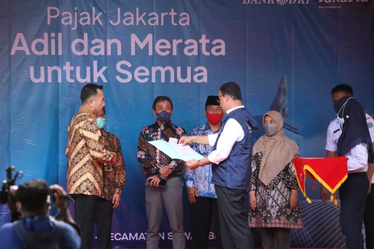 Gubernur DKI Jakarta Anies Baswedan secara simbolis memberikan Surat Pemberitahuan Pajak Terutang Elektronik (e-SPPT) PBB-P2 tahun 2022, kepada 25 wajib pajak perwakilan dari masing-masing Kota Administratif di DKI Jakarta, pada Rabu (17/8/2022)