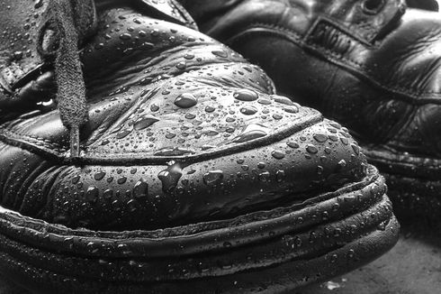5 Cara Apik Merawat Sepatu Kulit di Musim Hujan