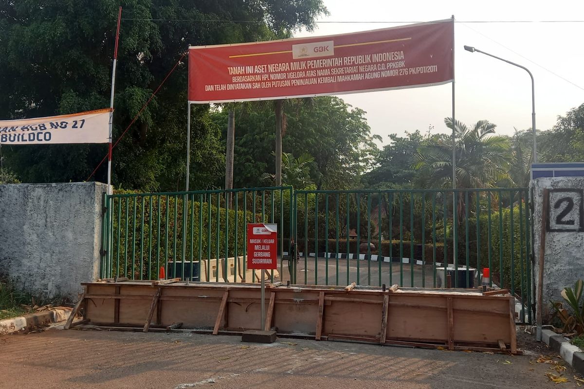 Penampakan tembok beton dipasang oleh PPKGBK di seluruh akses masuk Hotel Sultan di Blok 15 dari arah Jalan Gatot Subroto, Jakarta, Selasa (31/10/2023).
