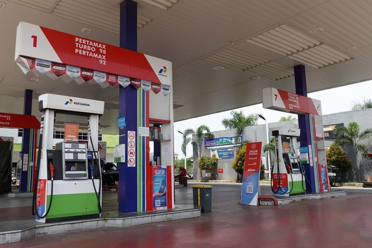 Ilustrasi BBM Pertamina. Warga di Tuban mengaku ditolak saat membeli Bahan Bakar Minyak (BBM) jenis Pertalite dengan alasan stok habis, tetapi di saat bersamaan melihat petugas SPBU tetap melayani pembeli lain menggunakan drum.