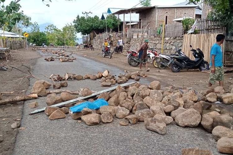Tampak batu dan kayu berserakan di tengah jalan raya Desa Mawu, Kecamatan Ambalawi, Kabupaten Bima, Jumat (28/10/2022).