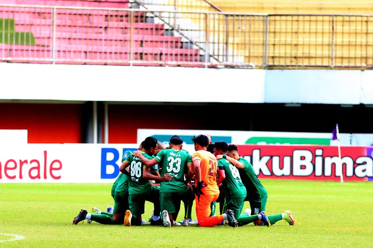 Pemain Persebaya Surabaya berdoa bersama jelang pertandingan pekan ke-14 Liga 1 2022-2023 melawan Persik Kediri yang berakhir dengan skor 1-1 di Stadion Maguwoharjo, Selasa (13/12/2022) sore.