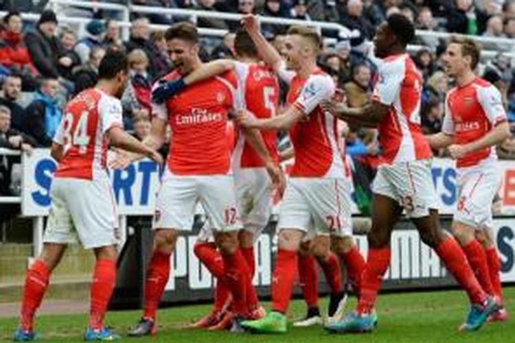 Bomber Arsenal, Olivier Giroud, merayakan gol bersama rekan-rekannya seusai membobol gawang Newcastle United, pada pertandingan lanjutan Premier League, Sabtu (21/3/2015). 