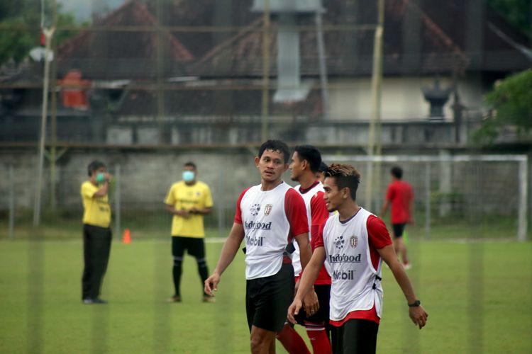 Pemain Bali United Rizky Pellu (kiri) dan M. Taufiq (kanan) saat latihan perdana seusai libur lebaran di Lapangan Yoga Perkanthi Jimbaran, Bali, Rabu (19/05/2021) sore.