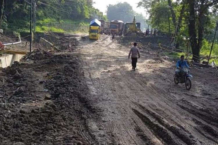 Ruas jalan nasional penghubung Cirebon-Bandung ambles di Cireki, Tomo, Sumedang, Jawa Barat, Rabu (9/3/2022).